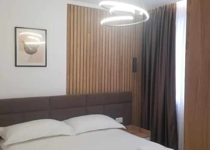 2a Near Blloku Area * ティラナ